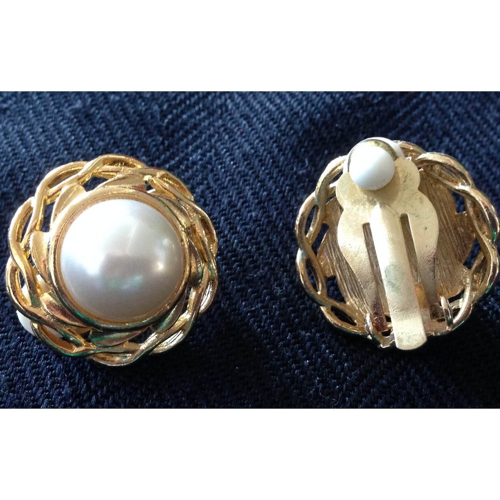 Vintage mid-century 1950s 1960s simulated pearl gold tone button clip earrings